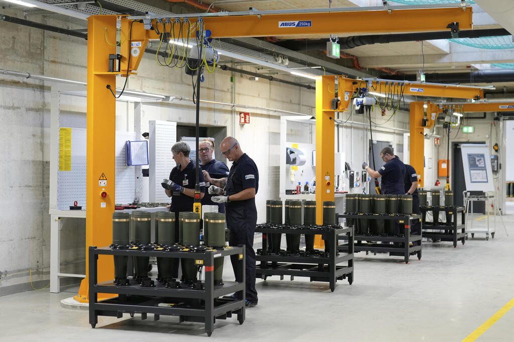 פס הייצור של פגזים ארטילריים במפעל ריינמטאל בצפון גרמניה