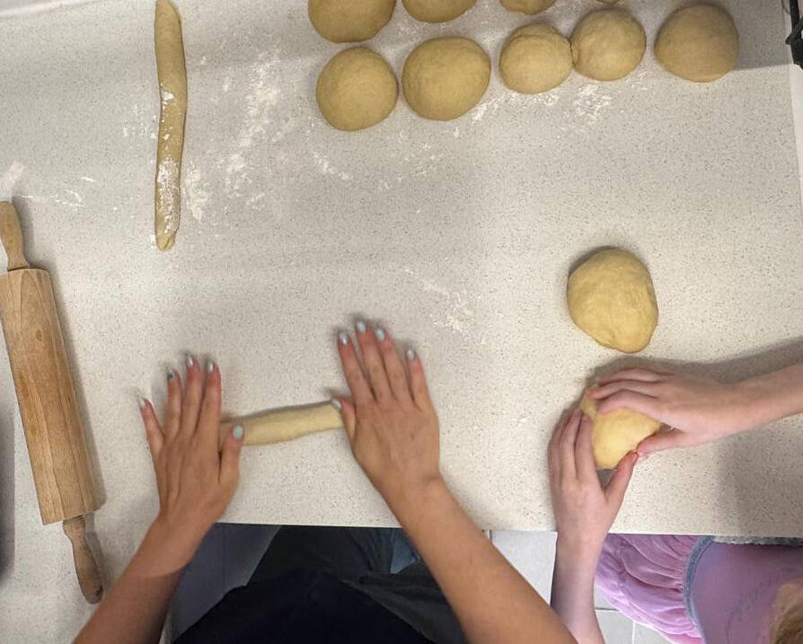 Совместная выпечка хал (Фото: Ноа Лави) Анна Уколова