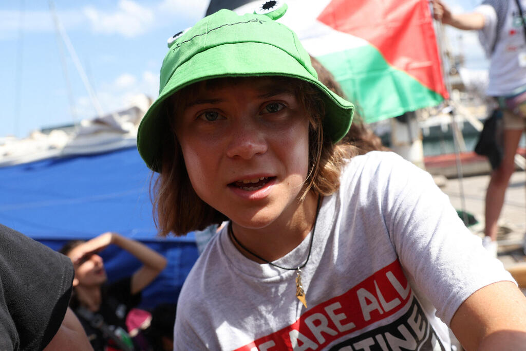 Greta Thunberg on the 'Sumud' Flotila (Photo: REUTERS/Eva Manez) ספרד נמל ברצלונה משט סומוד צומוד גרטה טונברג מפליג