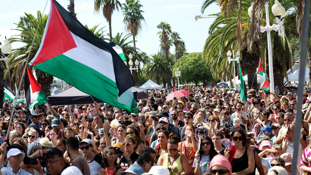 Pro-Palestinian protest in Barcelona (Photo: REUTERS/Eva Manez) ספרד נמל ברצלונה מפגינים פרו פלסטינים פלסטיניים משט סומוד צומוד