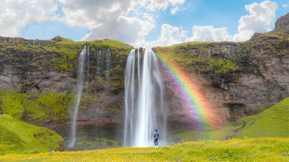 קשת מרהיבה במפל סליילנדספוס באיסלנד
