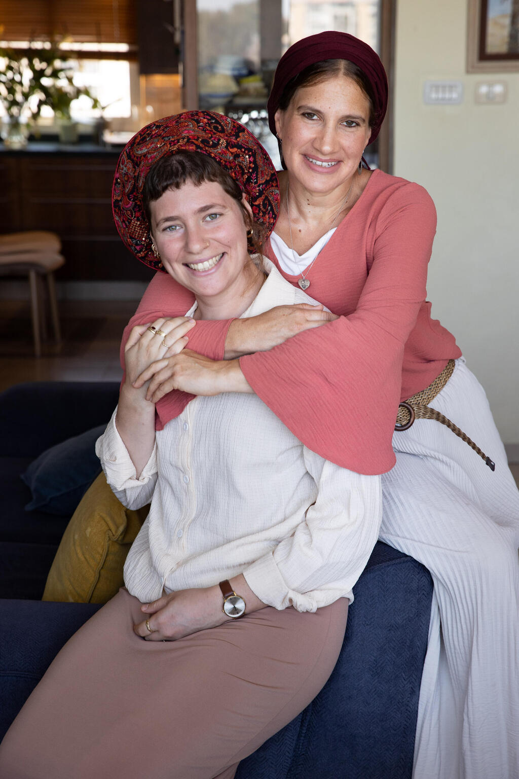 Rachel Goldberg embraces Odeya Atiya‑Fenigstein. Their bond is one of a shared fate (Photo: Alex Kolomoisky) רחל גולדברג מחבקת את אודיה עטייה-פניגשטיין