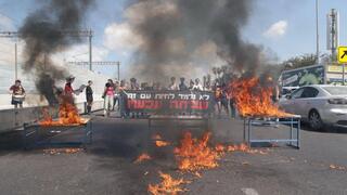שורפים שולחנות כיתה וחוסמים את איילון צפון