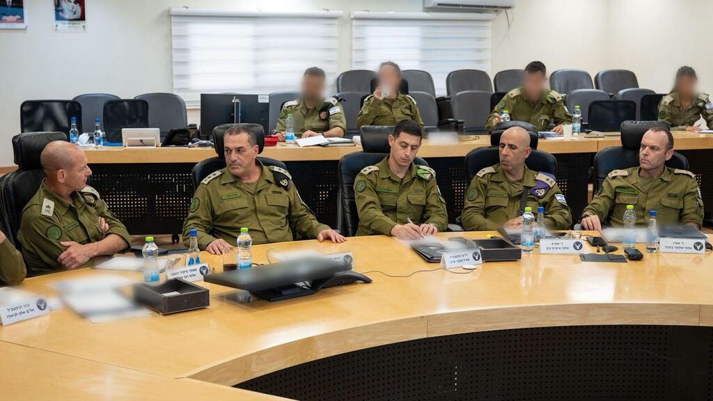 Замир на совещании в северном округе (Фото: пресс-служба ЦАХАЛа) הרמטכ"ל בהערכת מצב בפיקוד הצפון