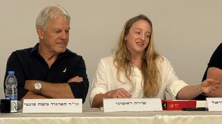 שירה ראשוני לצד משה פונטי