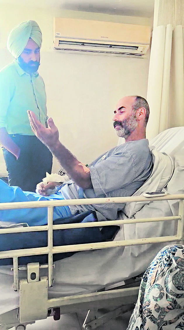 סמואל ונגרינוביץ' בבית החולים הממשלתי טנדה, המרכז הרפואי המרכזי במחוז קנגרה