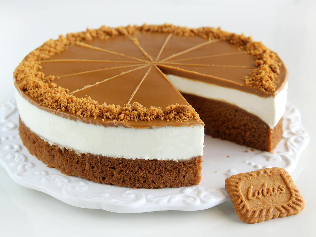 עוגת קסם לוטוס וקרם וניל של ענבל לביא