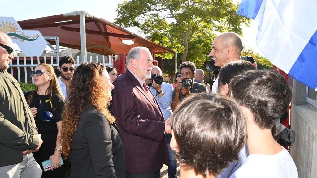  מייק האקבי מגיע לטקס פתיחת שנת לימודים במועצה האזורית אשכול