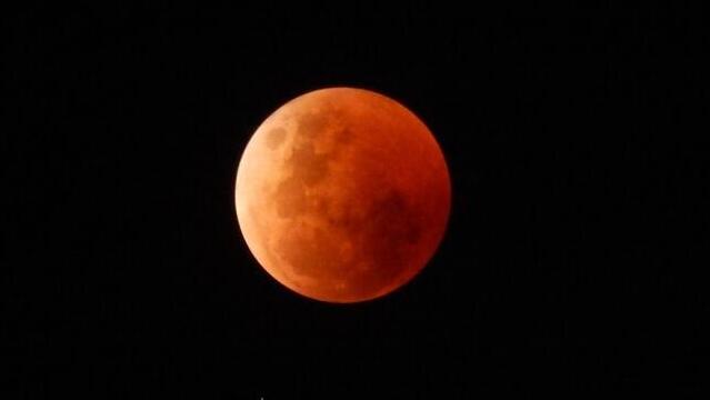 Затмение луны с эффектом кровавой луны