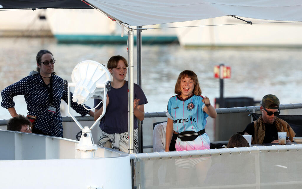 Photo: Lluis GENE / AFP גרטה טונברג לפני היציאה השנייה של ה משט מ ברצלונה ל רצועת עזה