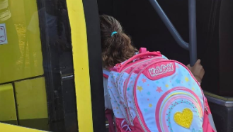 Авигайль Идан - первоклассница (Фото: Instagram ) אביגיל עידן, שורדת שבי החמאס, עולה לכיתה א'