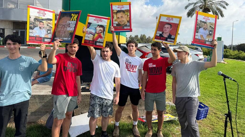 נוער עמק חפר בהכנות להפגנה בצומת העוגן