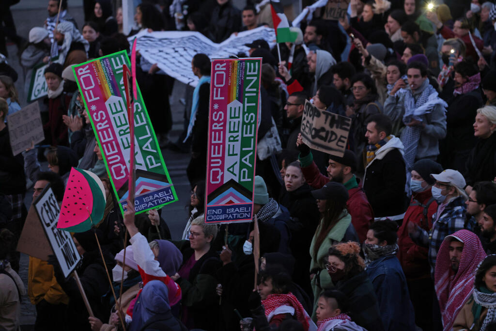 שלטי "קווירים למען פלסטין חופשית" בברלין, בנובמבר 2023