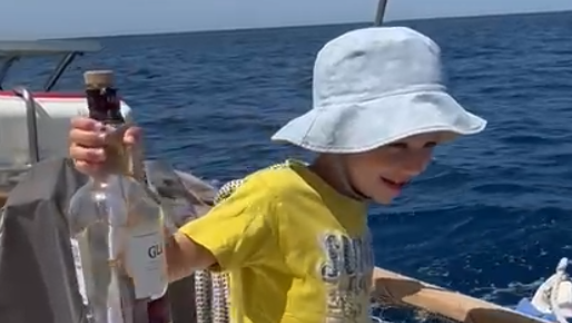 יואב משליך את הבקבוק לים