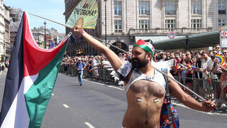 משתתף במצעד הגאווה בלונדון בקיץ שעבר מביע תמיכה בפלסטינים