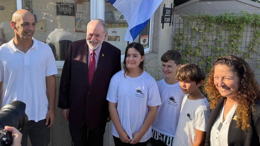  מייק האקבי מגיע לטקס פתיחת שנת לימודים במועצה האזורית אשכול