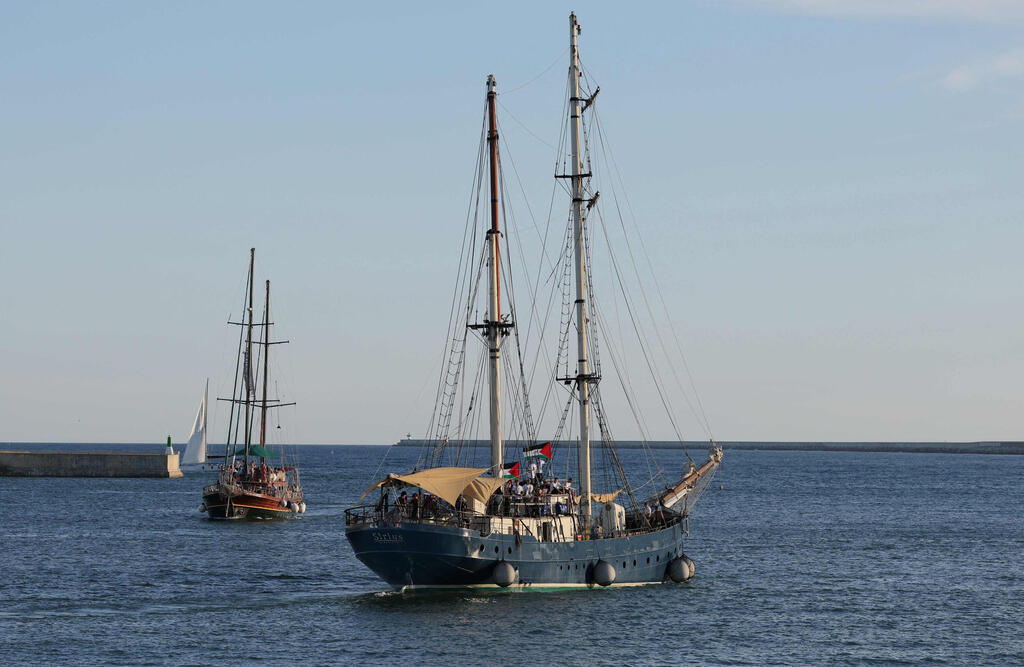 Photo: Lluis GENE / AFP משט פרו פלסטיני יוצא מ ברצלונה לרצועת עזה