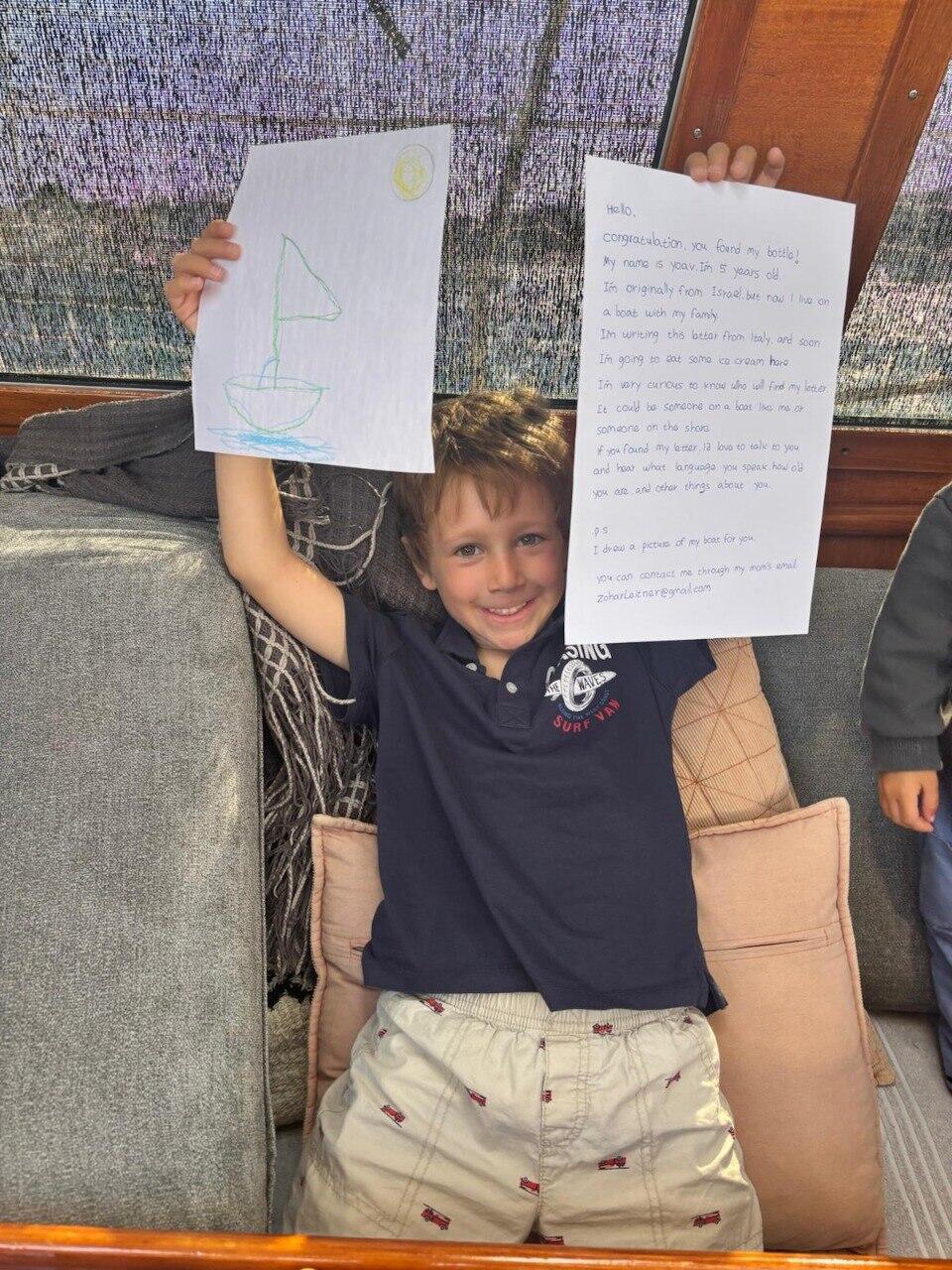 יואב עם המכתב והציור, רגע לפני השלכת הבקבוק