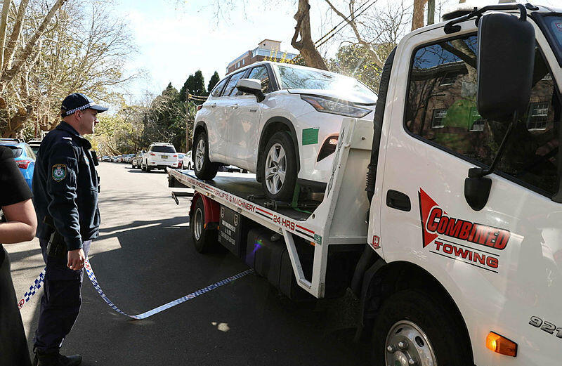Police take away the car that rammed the gates of the Russian embassy in Sydney (Photo: David Gray/AFP) רכב התנגש בקונסוליה הרוסית בסידני