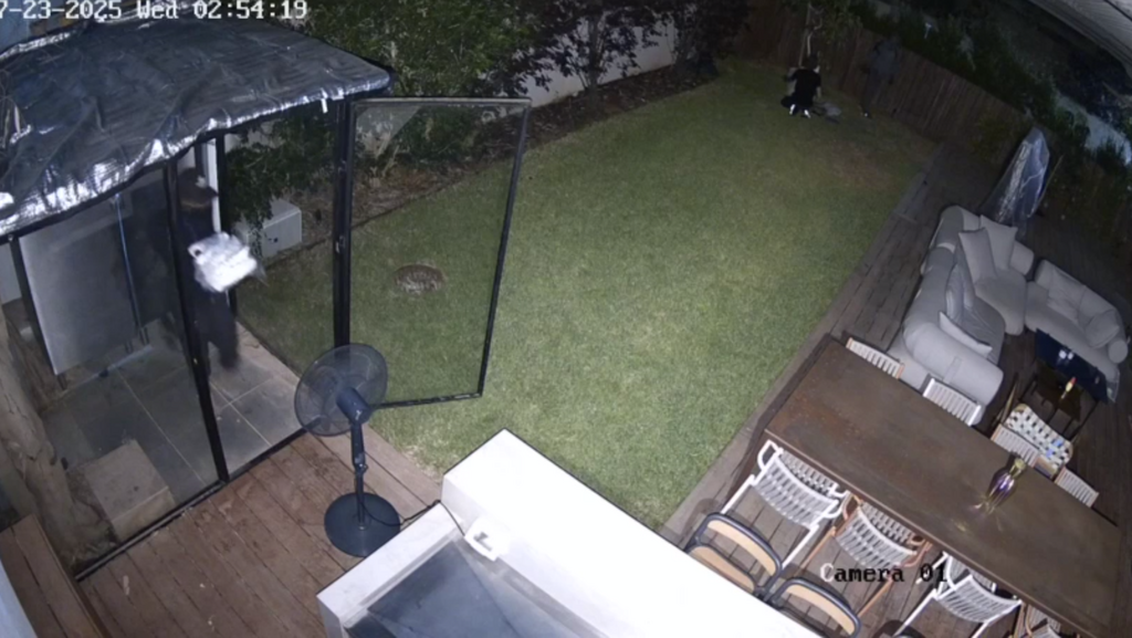 Taking food, leaving valuables behind פריצה למקרר