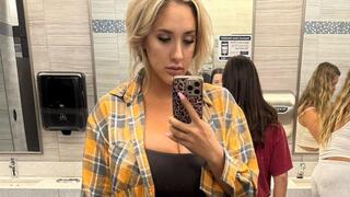 שרה בלייק צ'יק בבגדים שלבשה כשהעירו לה 