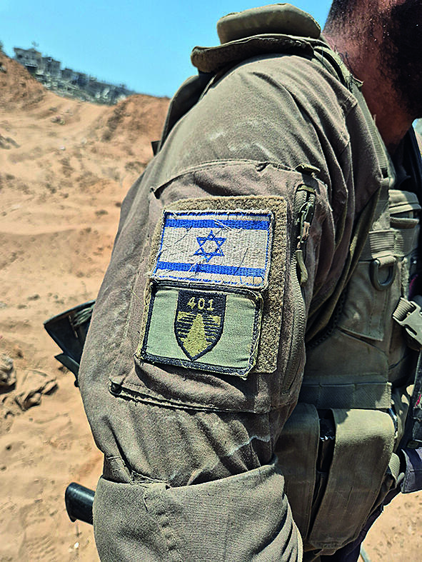 דגל ישראל ומתחתיו סמל חטיבה 401