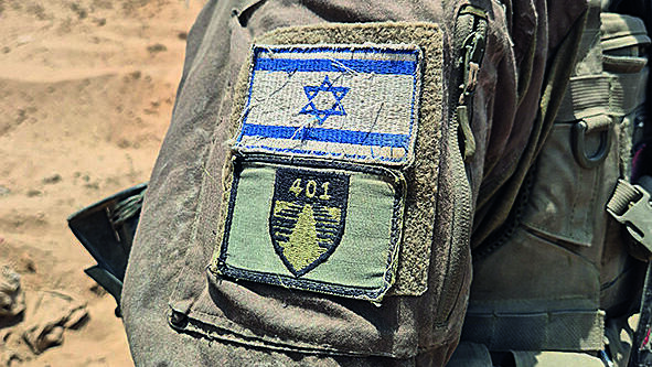 The Israeli flag and below it the emblem of the 401st Brigade (Photo: Lior Ben Ari) דגל ישראל ומתחתיו סמל חטיבה 401