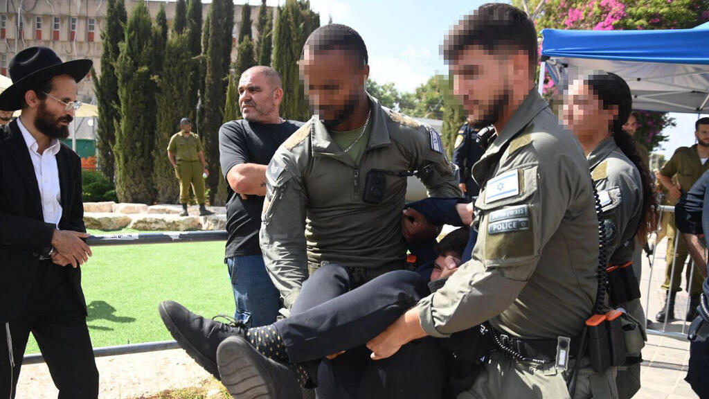 Беспорядки возле базы Тель ха-Шомер (Фото: Яир Саги) חרדים מפגינים מול לשכת הגיוס, תל השומר