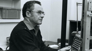 במאה שנותיו הוא זכה לראות את המחשב הופך ממכונה ענקית שממלאת חדרים למכשיר קטן שיכול להיכנס לכיס. שמיל רוכמן ב-1982 