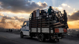 עקורים עזתים בורחים דרומה מהעיר עזה