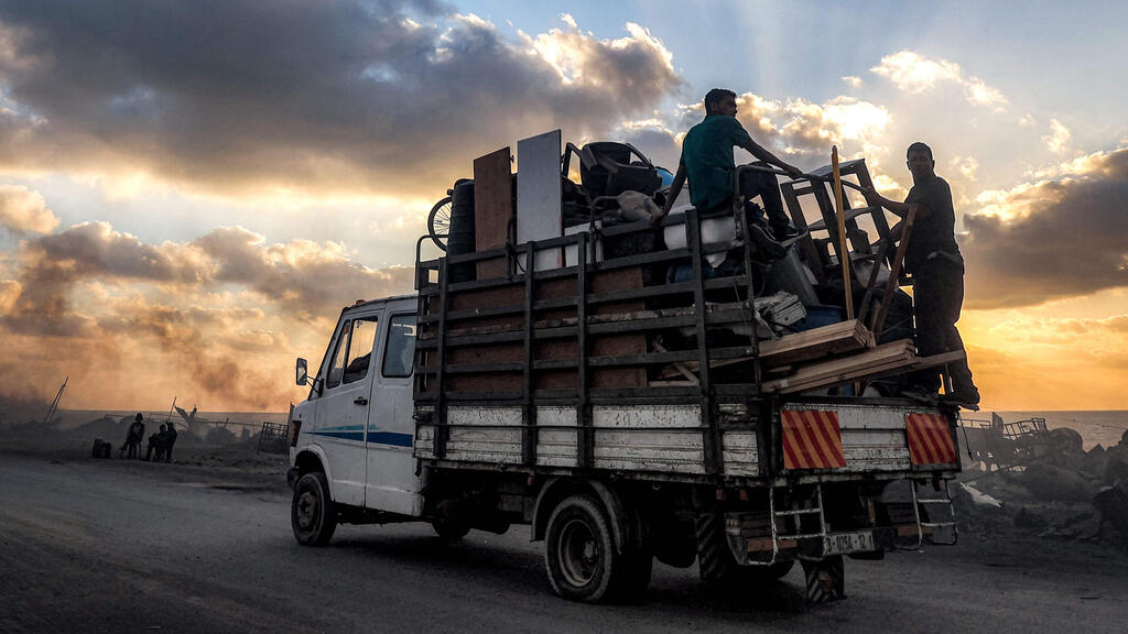 עקורים עזתים בורחים דרומה מהעיר עזה