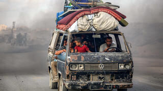 עקורים עזתים בורחים דרומה מהעיר עזה