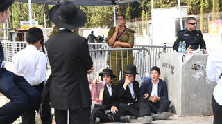 חרדים מפגינים מול לשכת הגיוס, תל השומר