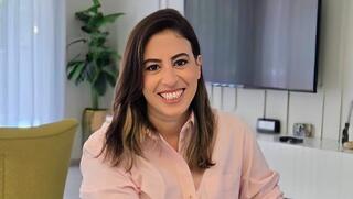 חיה קינדר בפינה האהובה עליה בביתה