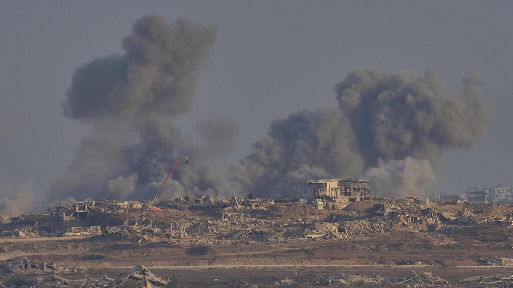 Удар по Газе (Фото: AP / Ohad Zwigenberg) עזה