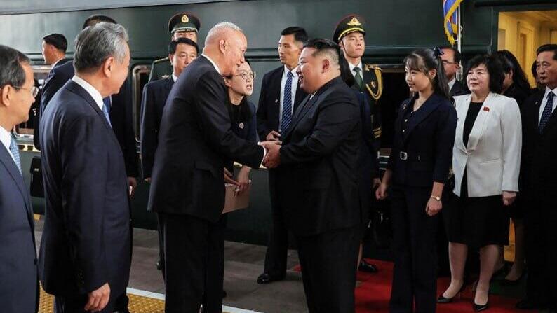 קים ג'ונג און מגיע עם בתו ל בייג'ינג סין