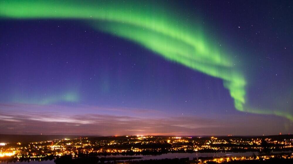 Northern Lights above the city lights of Rovaniemi (Photo: nordiclensescapes / shutterstock) זוהר הקוטב מעל אורות העיר רובניימי