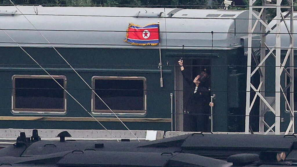 ה רכבת של קים ג'ונג און מגיעה מ צפון קוריאה ל בייג'ינג סין 