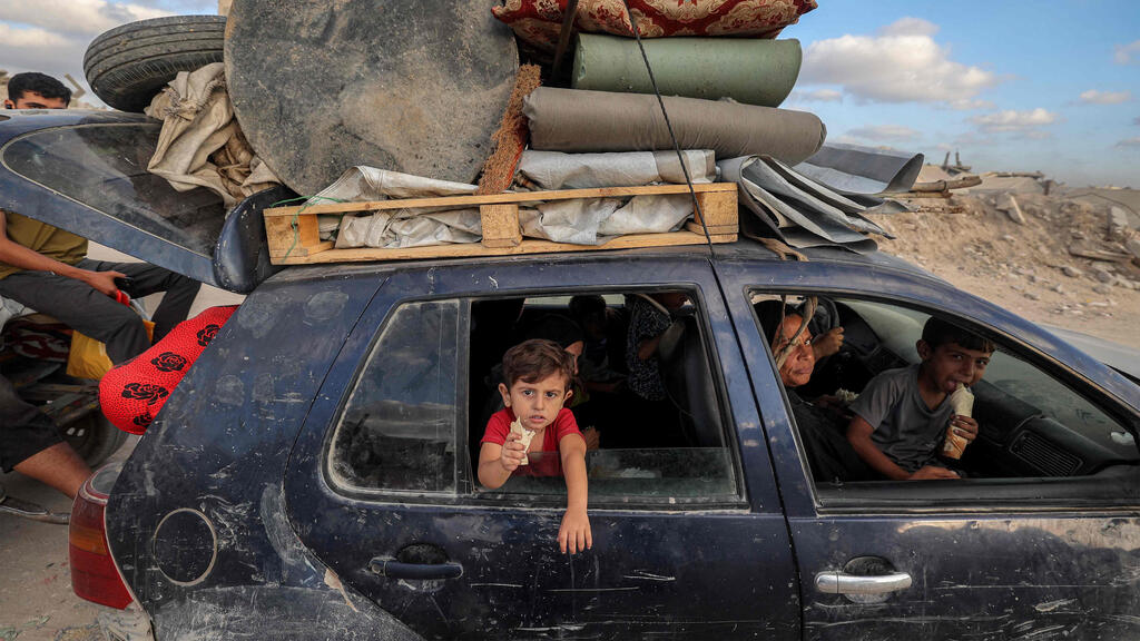 עקורים עזתים בורחים דרומה מהעיר עזה