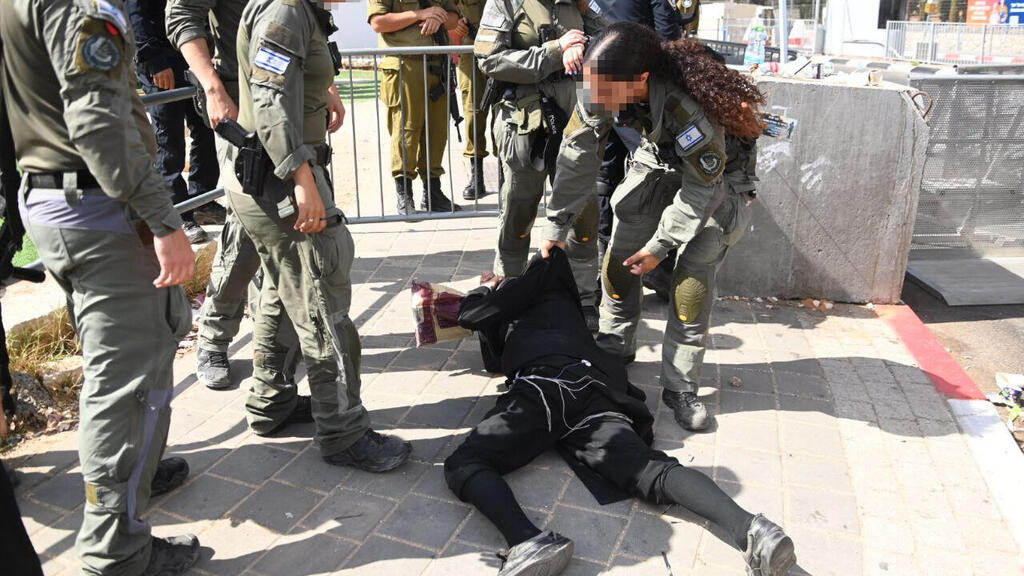 Беспорядки возле базы Тель ха-Шомер (Фото: Яир Саги) חרדים מפגינים מול לשכת הגיוס, תל השומר