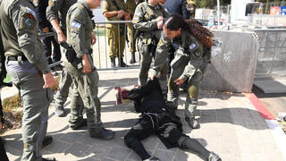 חרדים מפגינים מול לשכת הגיוס, תל השומר