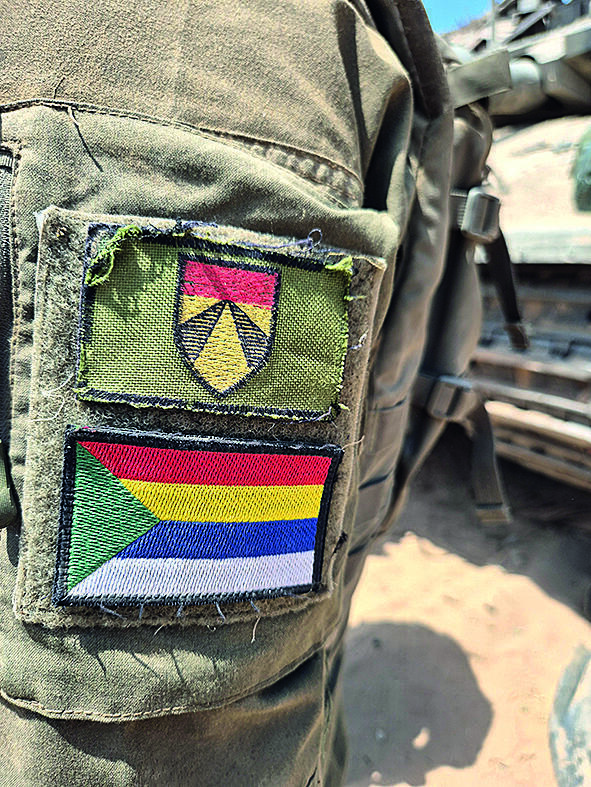 דגל העדה הדרוזית ומעליו סמל חטיבה 401