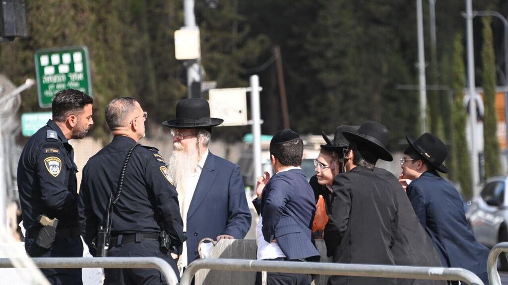 Полиция и ортодоксы возле базы Тель ха-Шомер (Фото: Яир Саги) הפגנת חרדים מול לשכת הגיוס, תל השומר