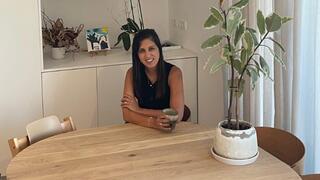 דנה גולדיאן-ברק בפינה האהובה עליה בביתה