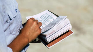 נערה חרדית מתפללת