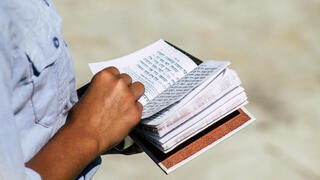 נערה חרדית מתפללת