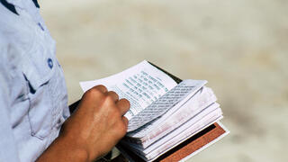 נערה חרדית מתפללת