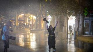 מפגינים חוסמים את הרכבת הקלה בירושלים