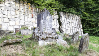 מצבות בבית הקברות היהודי העתיק בעיירה הפולנית קז'מייז' דולני