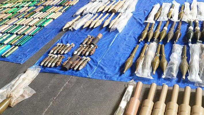 נשק שנמסר ל צבא לבנון בידי חמושים פלסטינים ב מחנה פליטים פלסטיני  בורג' אל-בראג'נה ב ביירות לבנון